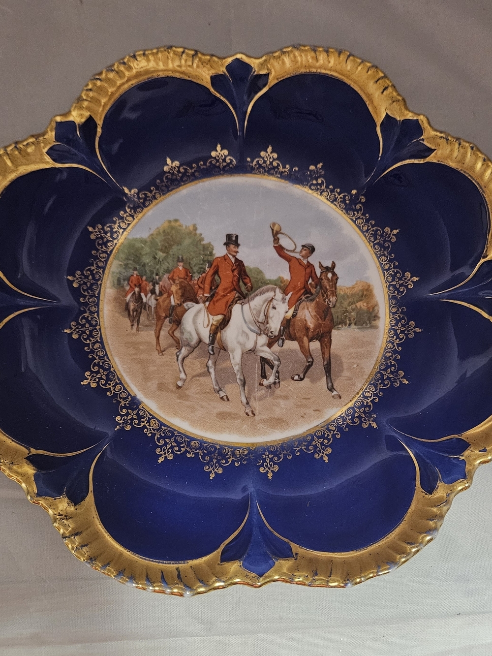 Decorative Blue and Gold Porcelain Decorative Plate with Hunt Scene